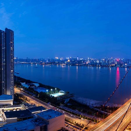 Hilton Wuhan Yangtze Riverside מראה חיצוני תמונה