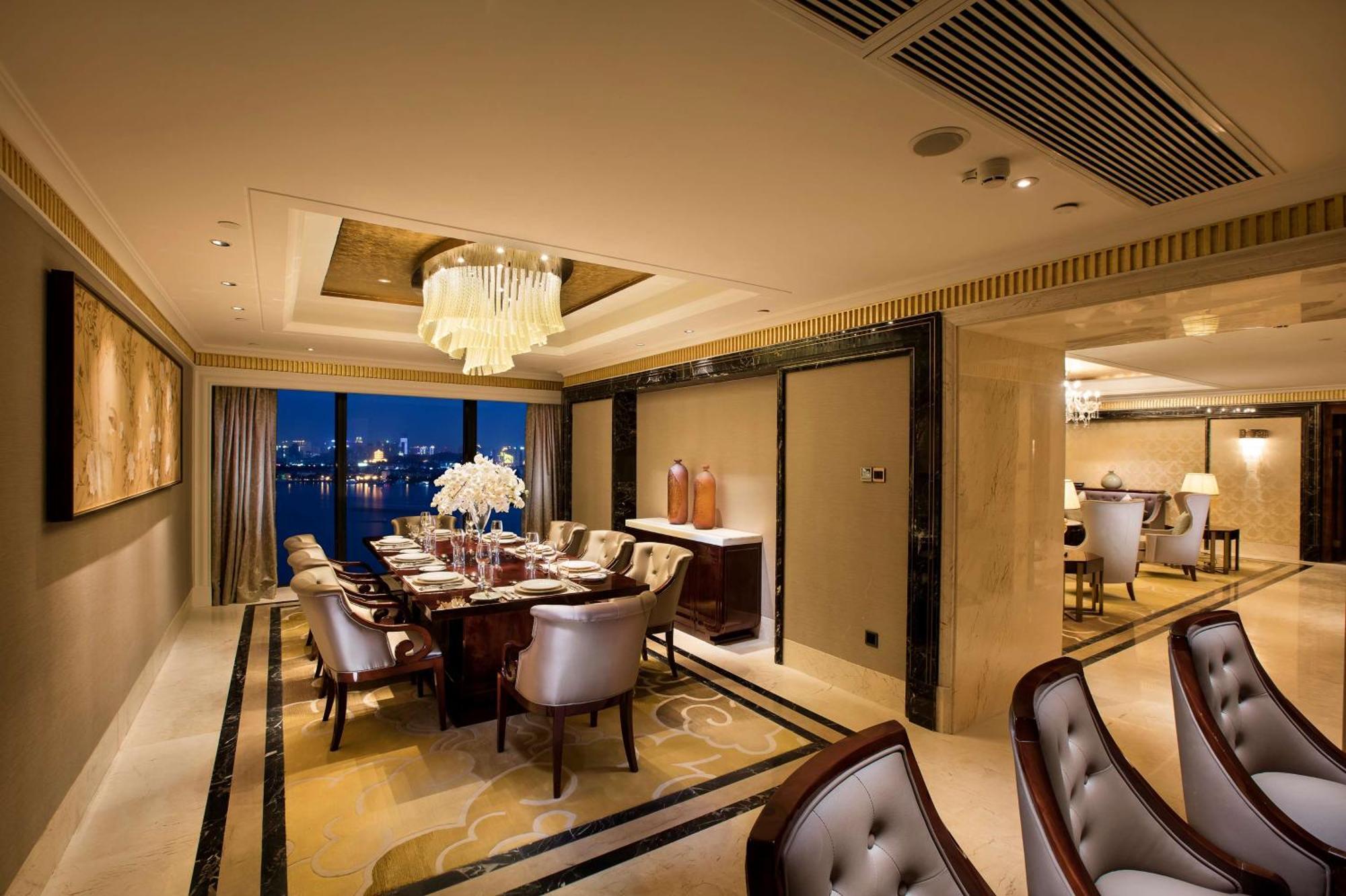 Hilton Wuhan Yangtze Riverside מראה חיצוני תמונה
